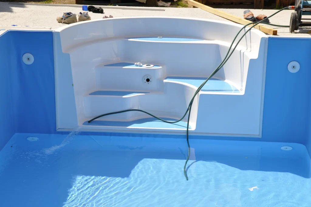 Poolrand und Terrasse als sicheren Übergang gestalten