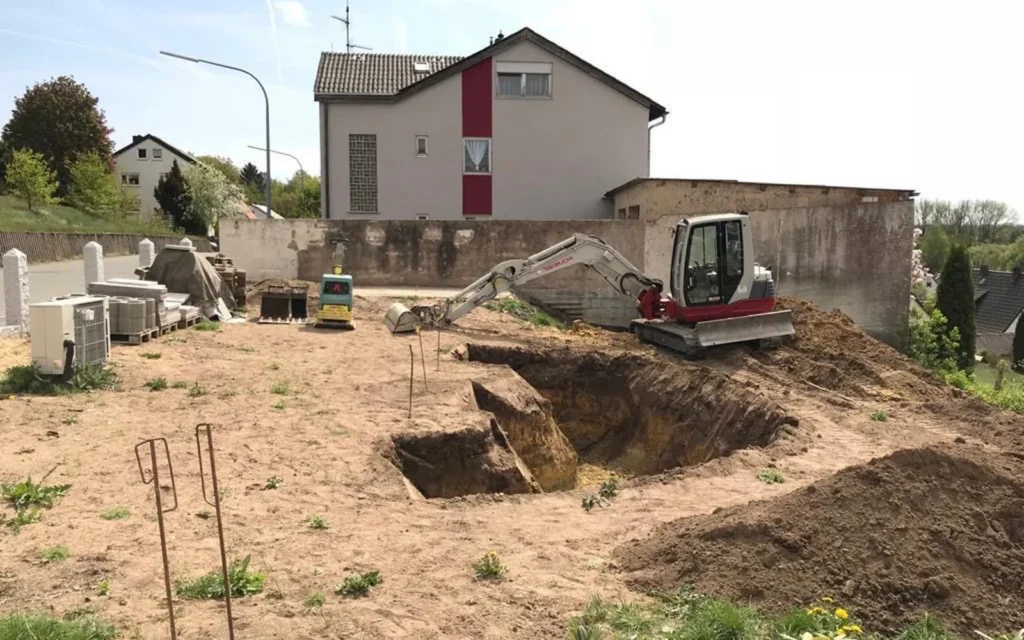 Uferzonen und Übergänge bei einem Folienteich sorgfältig planen