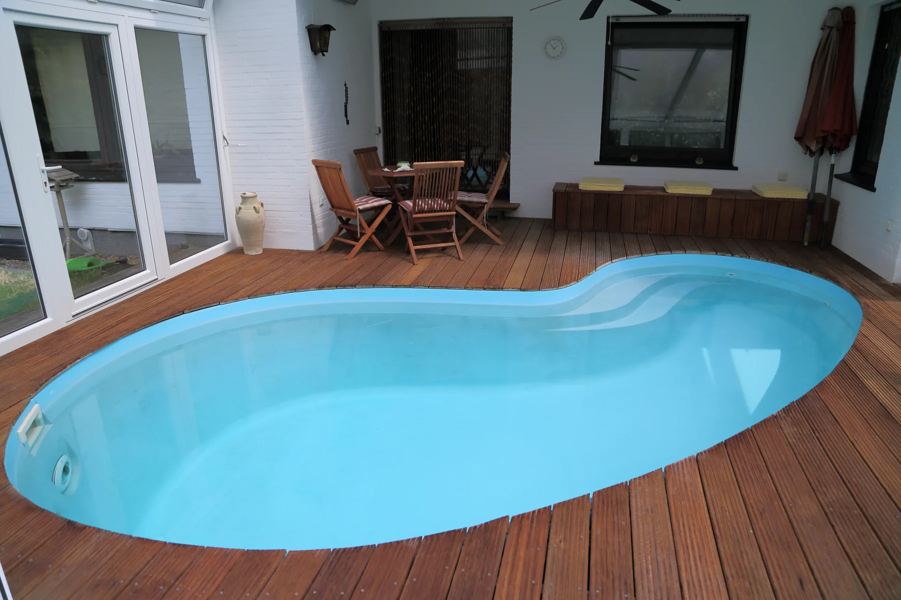 Familienpool als Teil einer Garten- und Terrassengestaltung