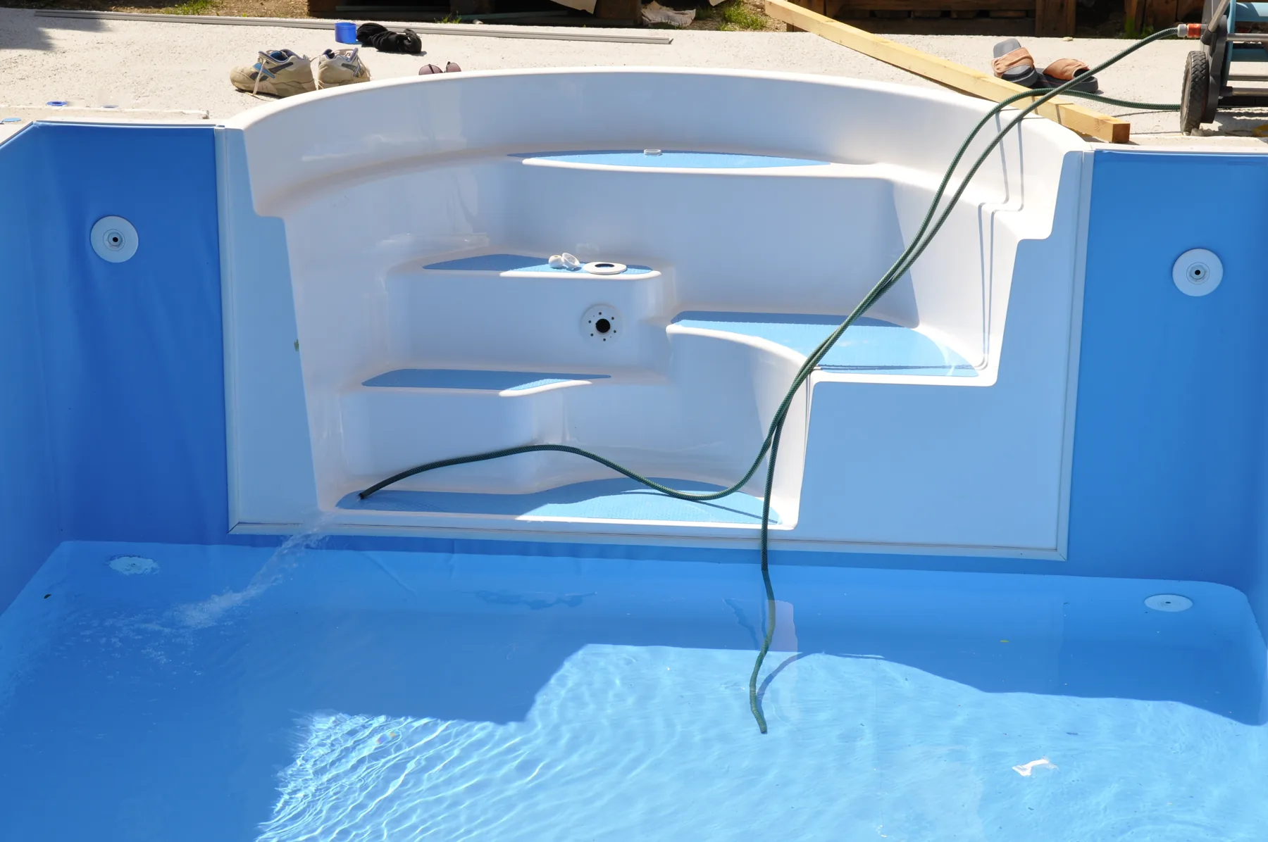 Pooltreppe mit vorbereiteten Einbauteilen und Anschlüssen